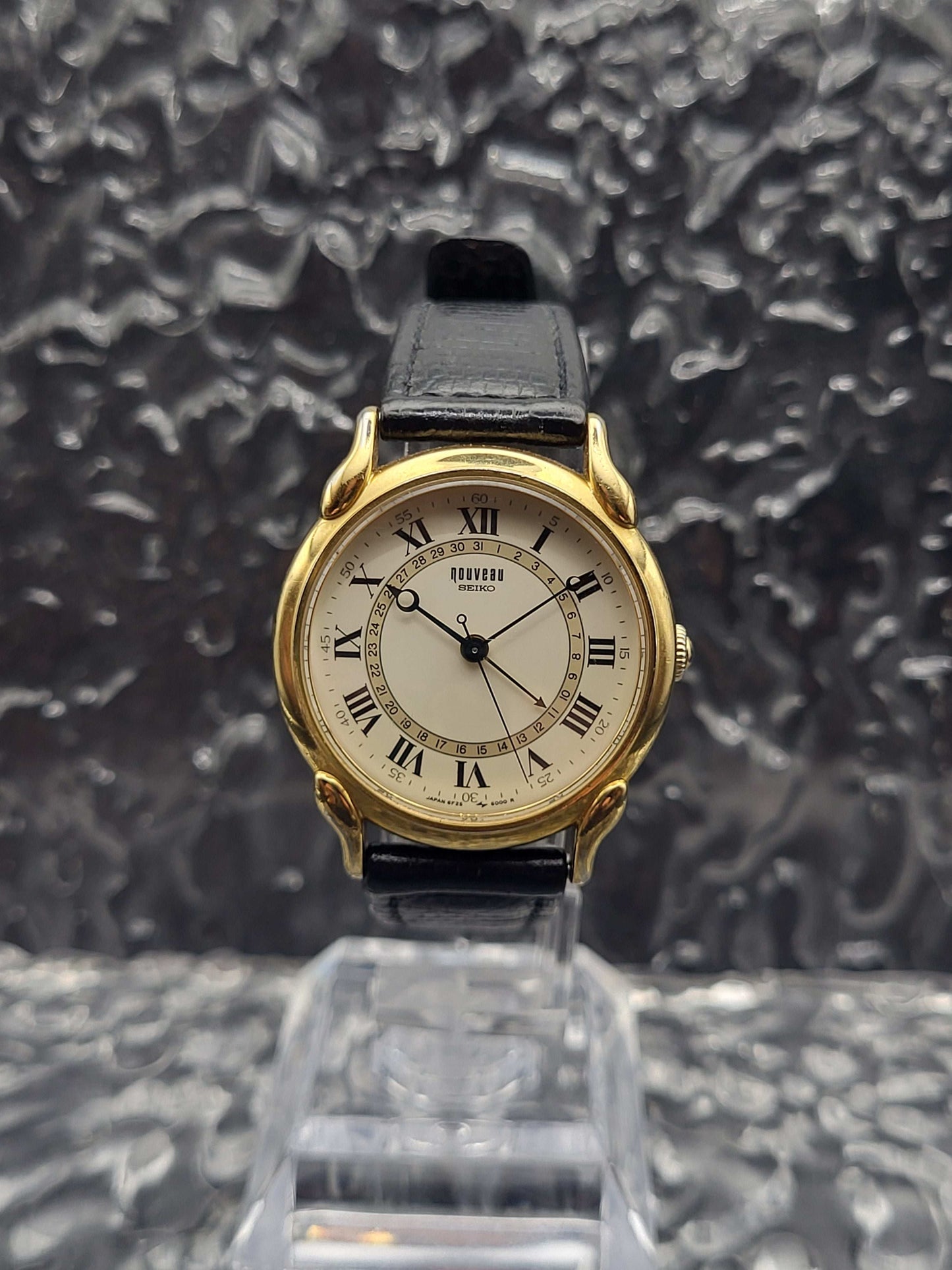 Seiko Nouveau Pointer Date - Ref. 6F25-6000 - Quartz