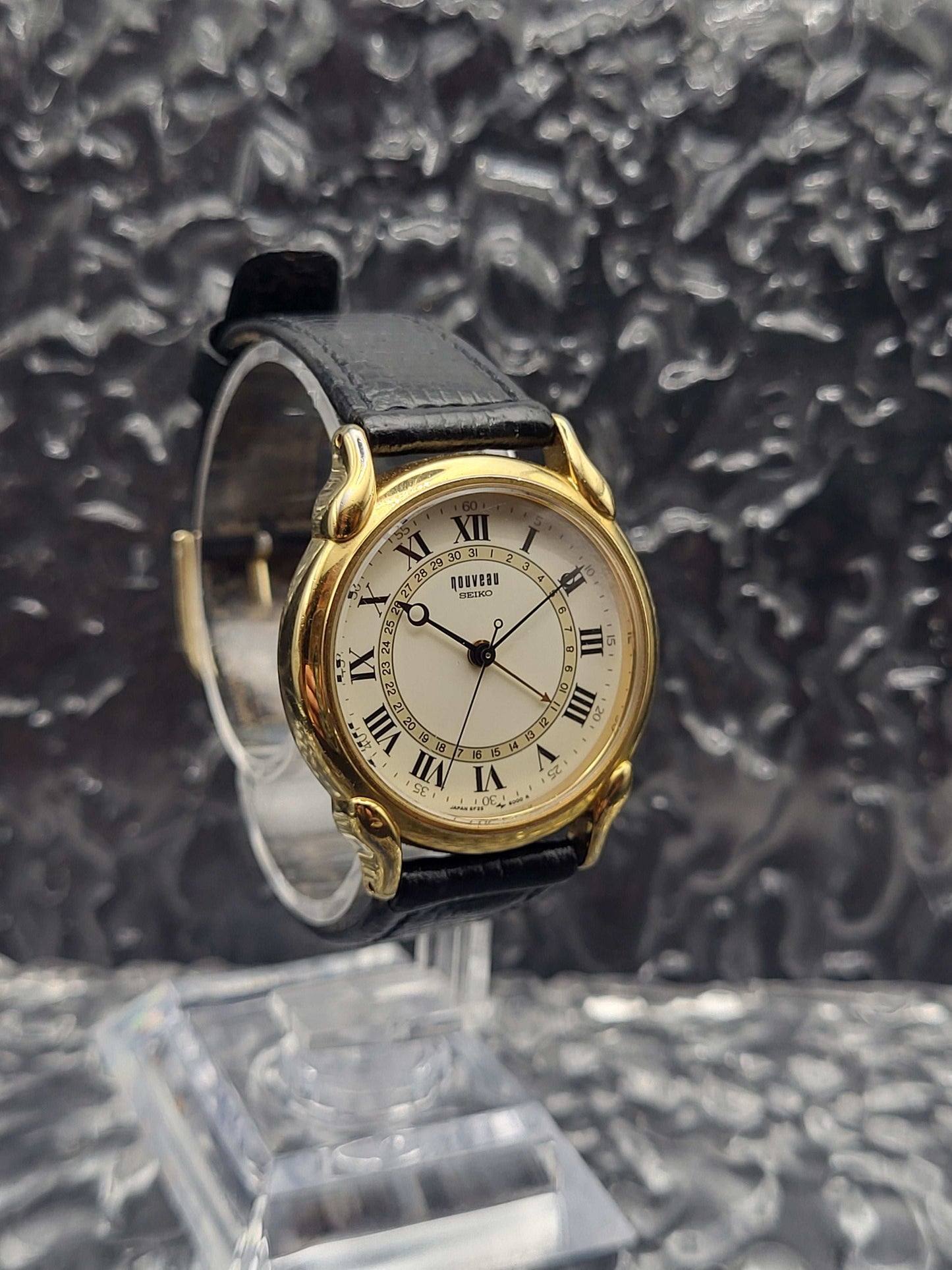 Seiko Nouveau Pointer Date - Ref. 6F25-6000 - Quartz