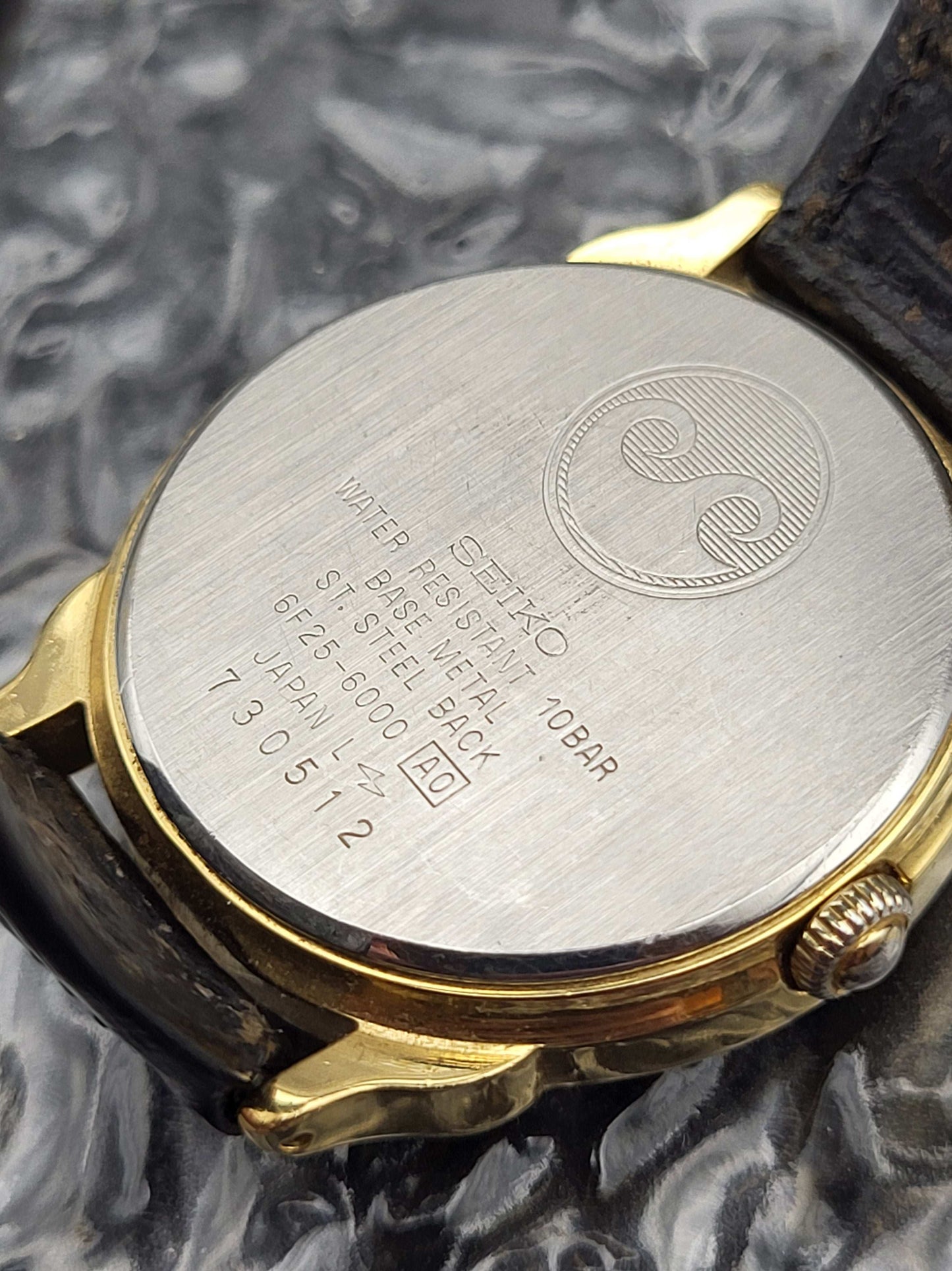 Seiko Nouveau Pointer Date - Ref. 6F25-6000 - Quartz