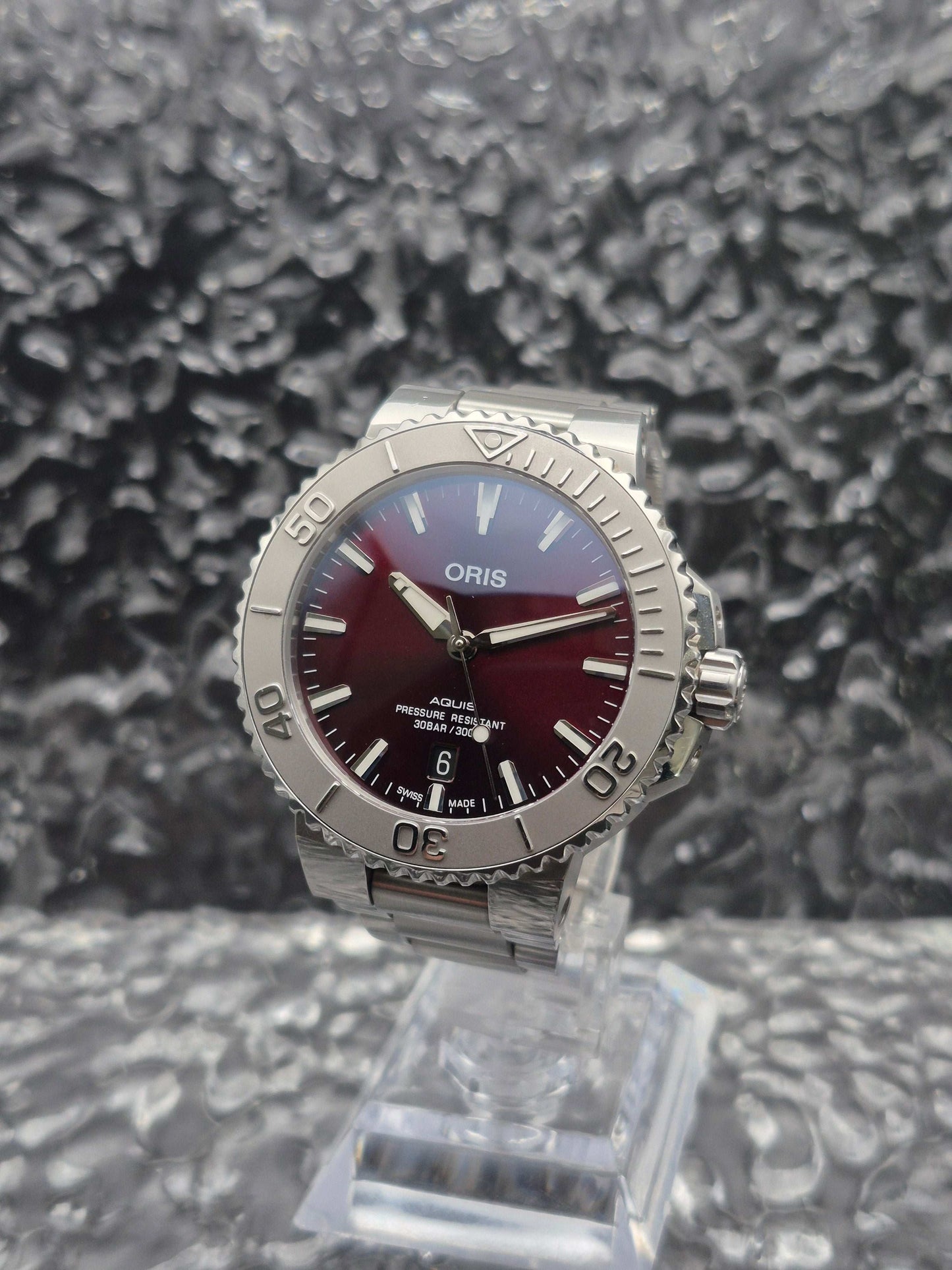 Oris Aquis 'Cherry' Ref. 01 733 7766 4158 Full Set 41.5mm - Red Robin Watches