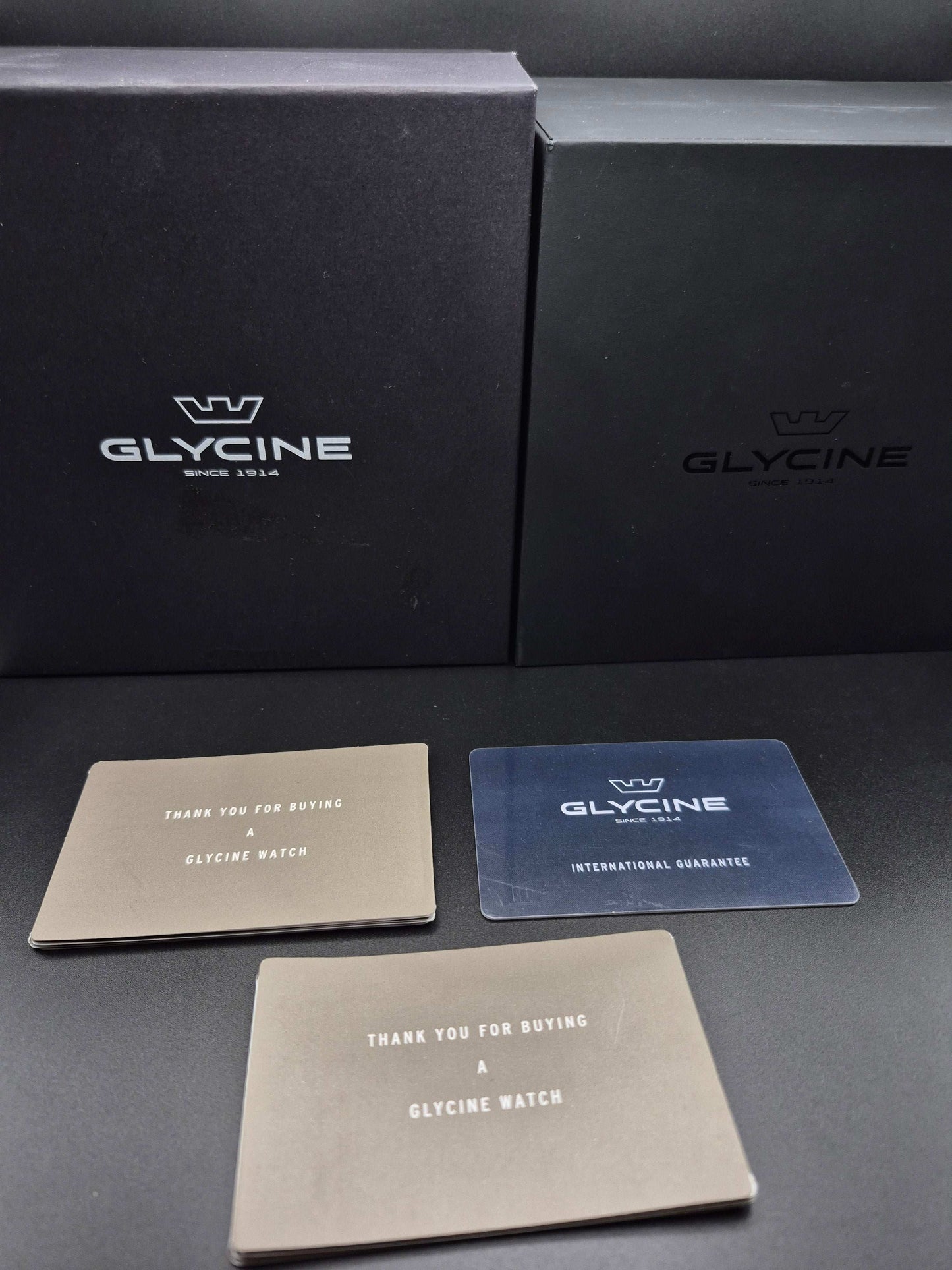 Glycine Airpilot Ref. GL0363 Full Set Brand New Black Dial Quartz - Red Robin Watches