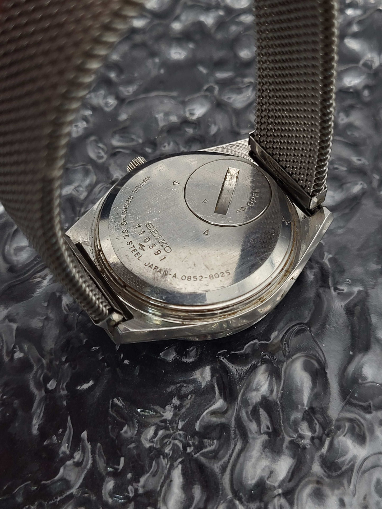 Seiko King Quartz - Ref. 0852-8025 - Textuur Kast en Wijzerplaat - Red Robin Watches