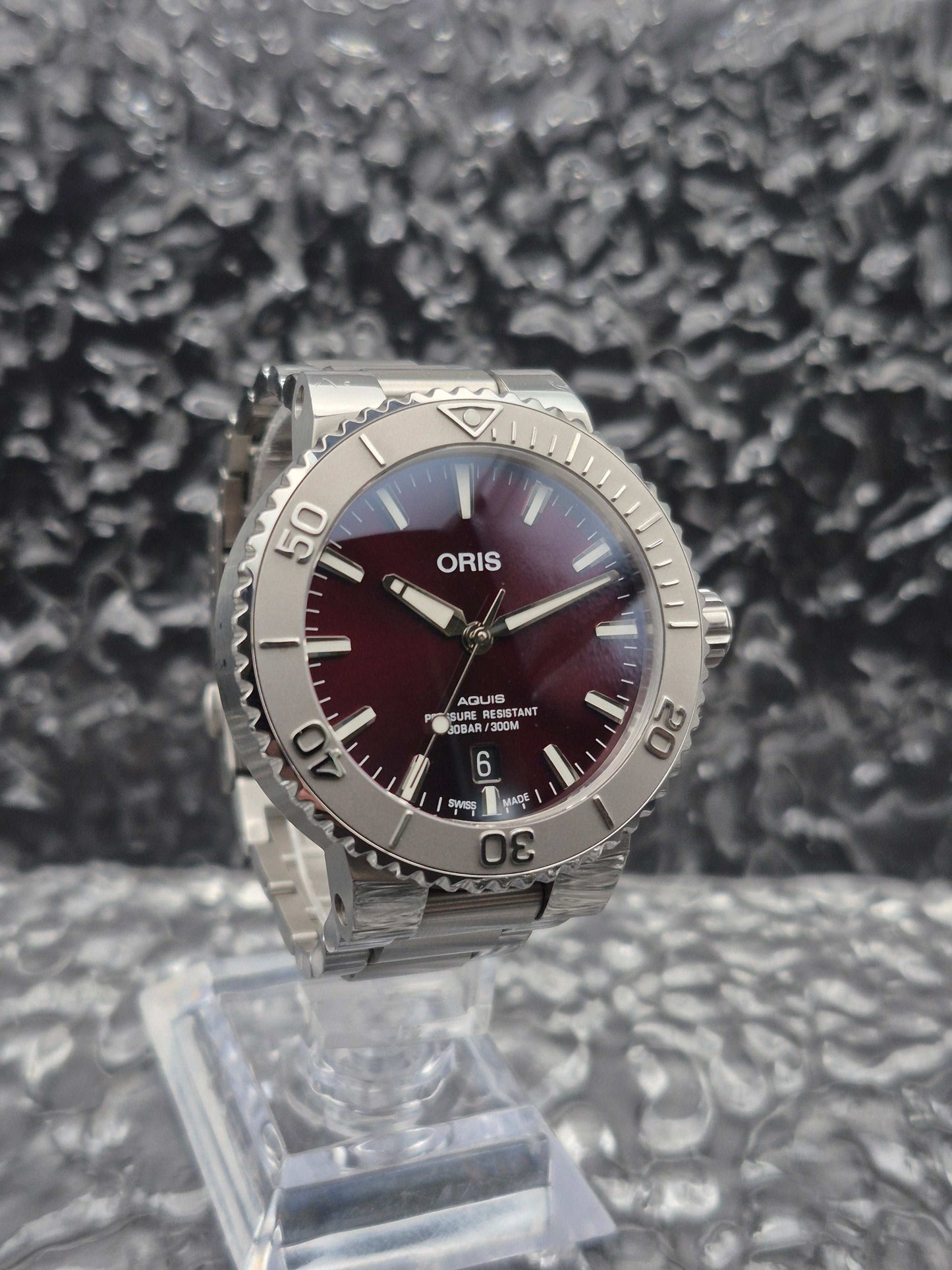 Oris Aquis 'Cherry' Ref. 01 733 7766 4158 Full Set 41.5mm - Red Robin Watches