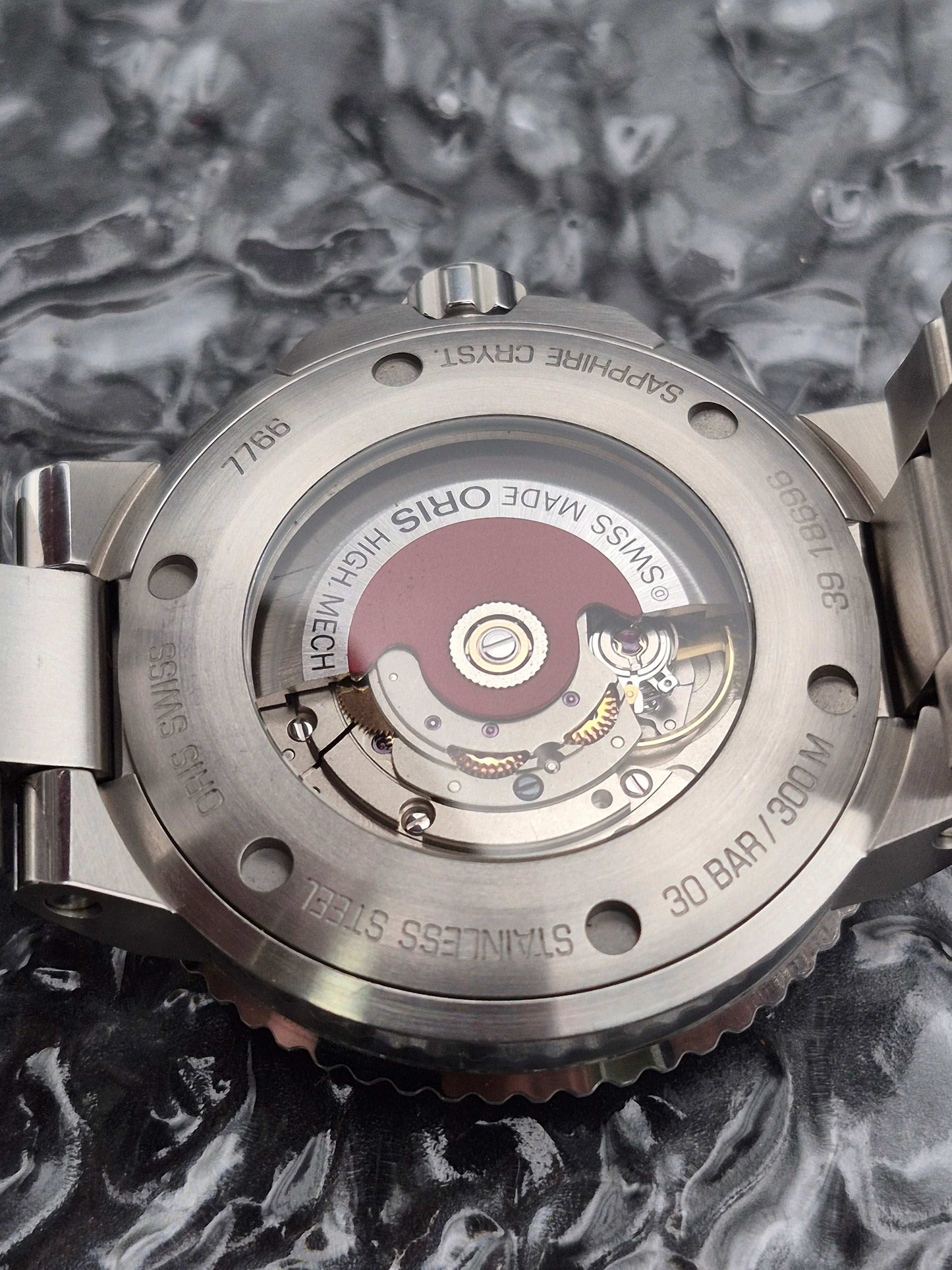 Oris Aquis 'Cherry' Ref. 01 733 7766 4158 Full Set 41.5mm - Red Robin Watches
