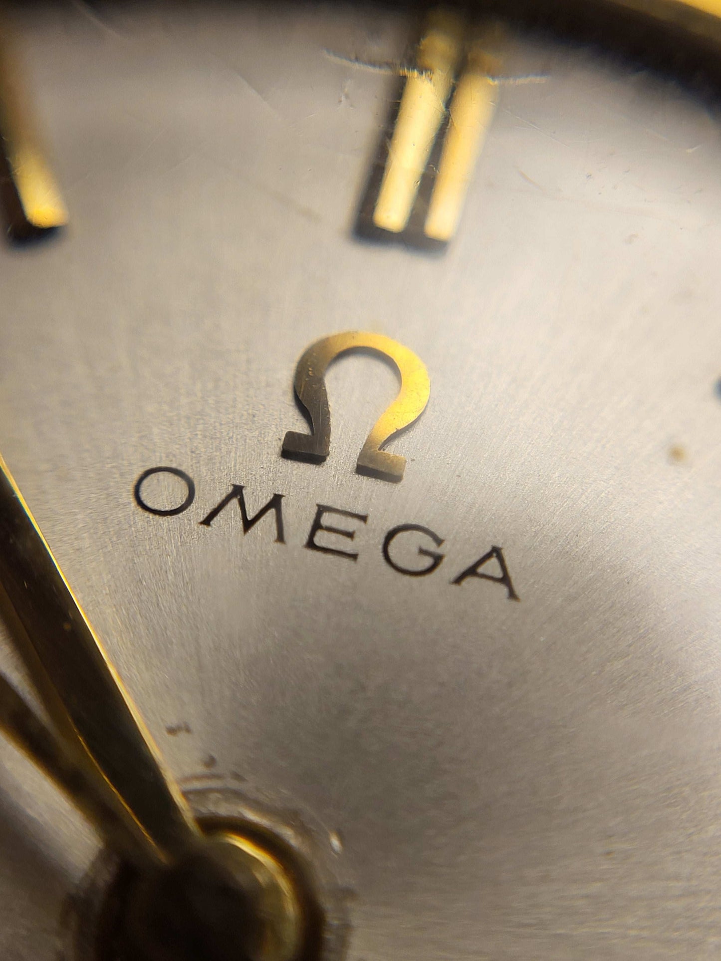 Omega - Ref. 131.004 - Cal. 600 - Manual - Zilveren Wijzerplaat - Goudkleurig - Red Robin Watches