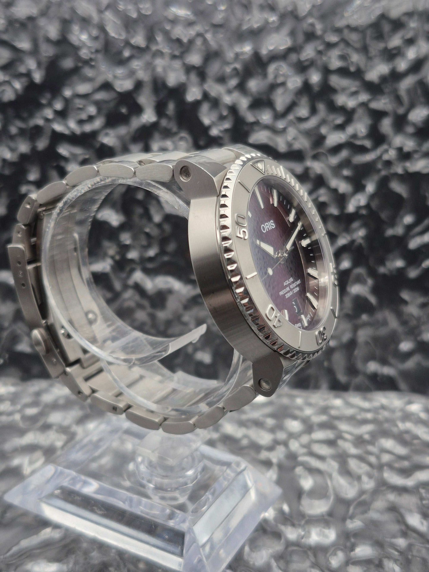 Oris Aquis 'Cherry' Ref. 01 733 7766 4158 Full Set 41.5mm - Red Robin Watches