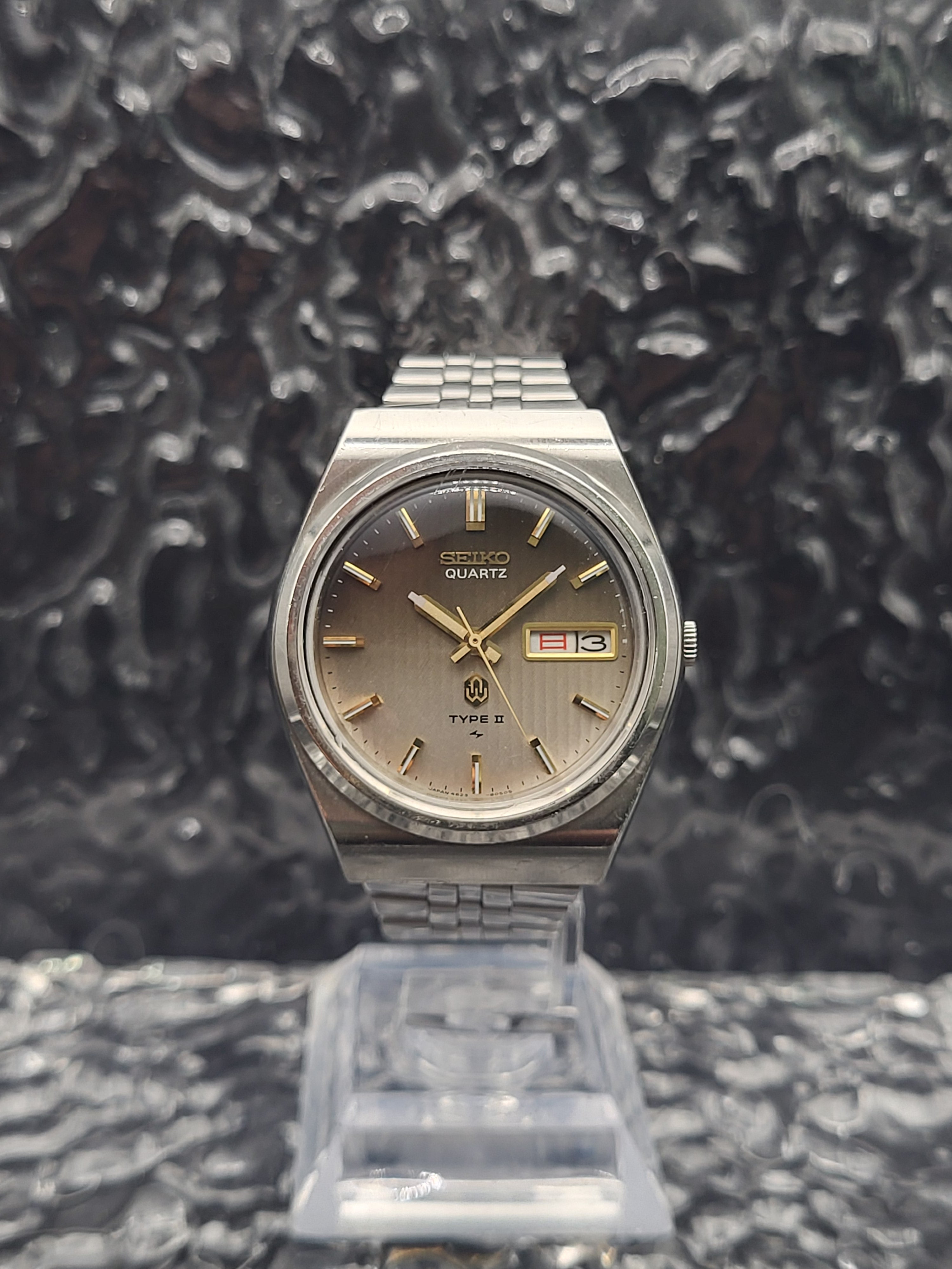 Seiko Type II - 4623-8030 - JDM Day Date - Sunburst – Red Robin