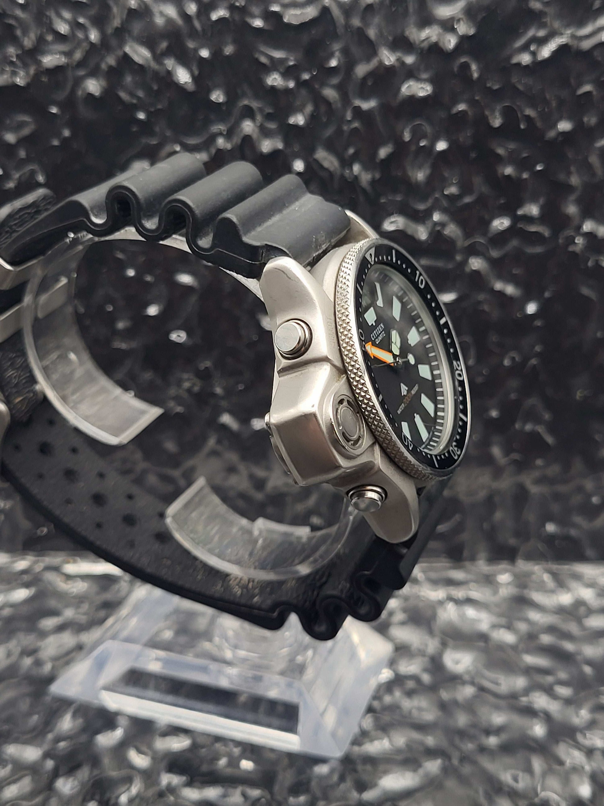 Citizen Promaster C020-086899 Y - Duiker Chronograaf - Multifunctioneel - Red Robin Watches