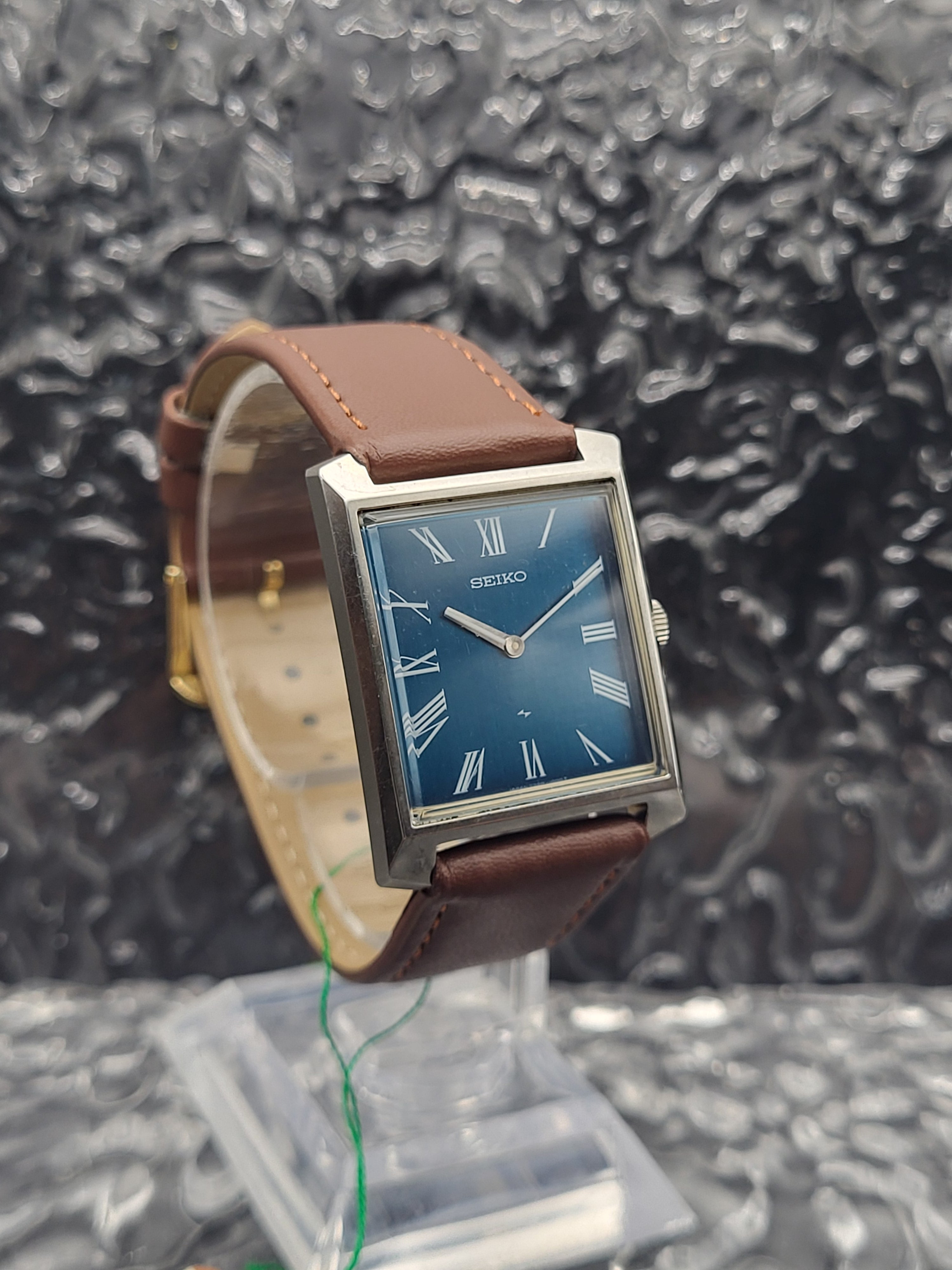 ヴィンテージ セイコー 2220-3031 ローマン文字盤 タンク 1973年製 Seiko Chariot Tank - 2220-3031 - Blue Dial - JDM Japan
