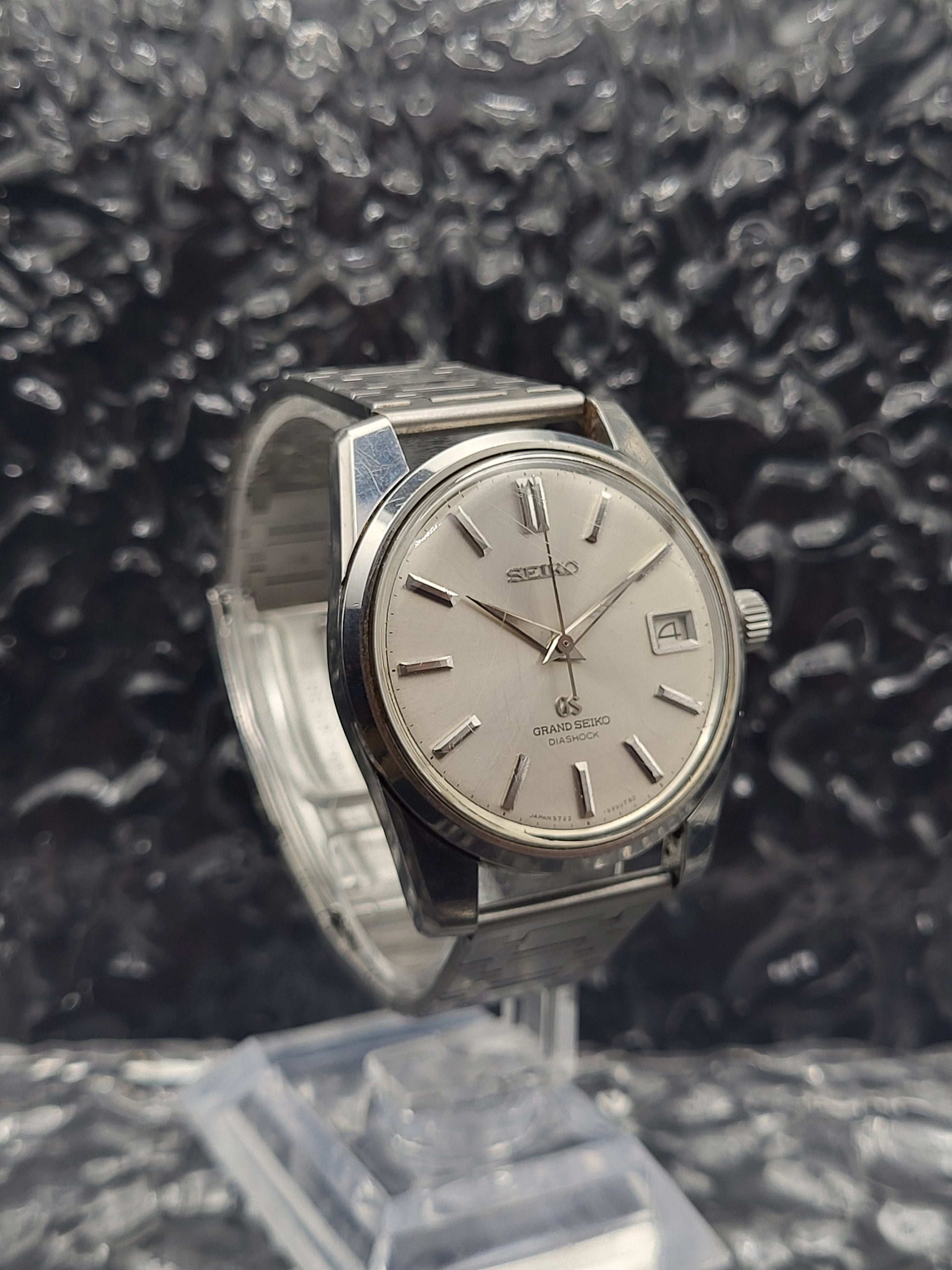 Grand Seiko - Ref. 5722-9991 - Lion Emblem - Date - 1967 Gravure - Red Robin Watches