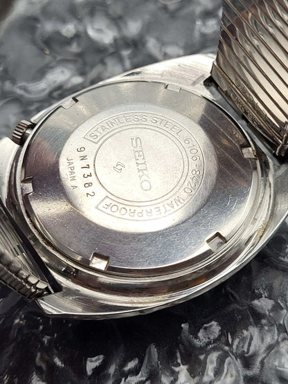 Seiko 5 Actus SS - Ref. 6106-8420 - Kanji Dag Datum