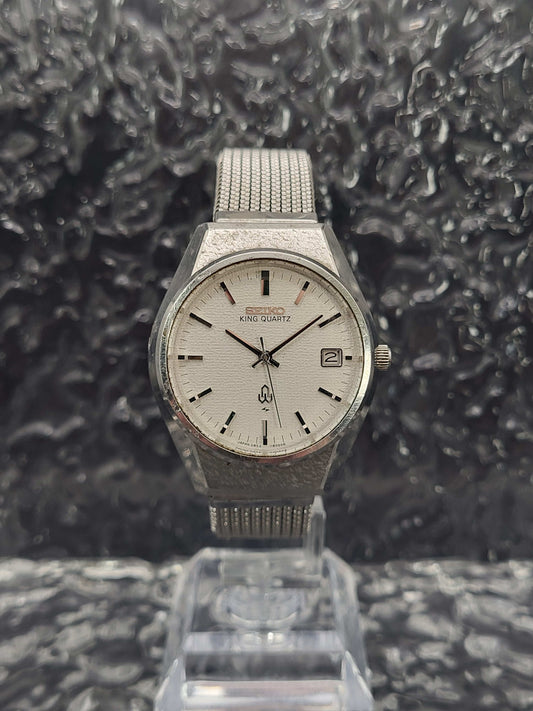 Seiko King Quartz - Ref. 0852-8025 - Textuur Kast en Wijzerplaat - Red Robin Watches