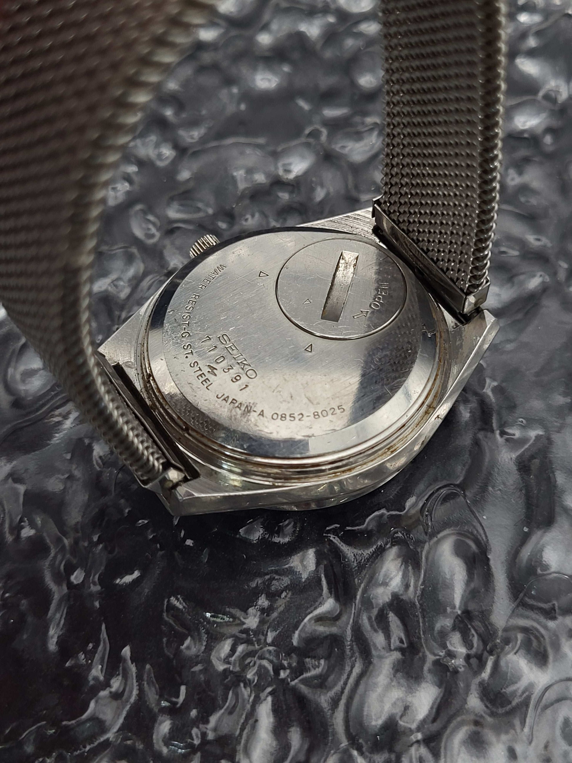 Seiko King Quartz - Ref. 0852-8025 - Textuur Kast en Wijzerplaat - Red Robin Watches