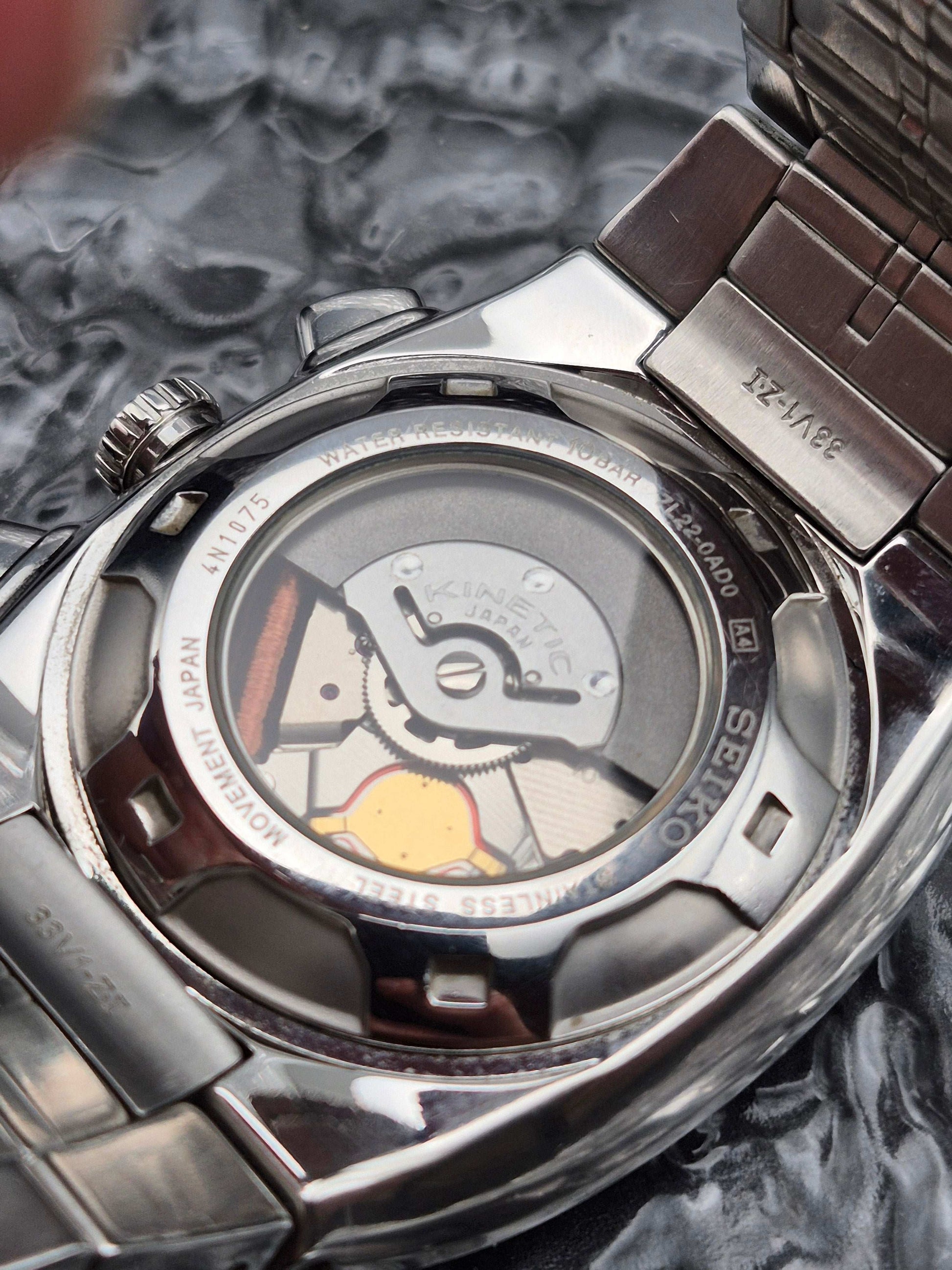 Seiko Kinetic Chronograph Ref. SNL015P1 - 7L22-0AD0 - Extra Original Strap! - Red Robin Watches