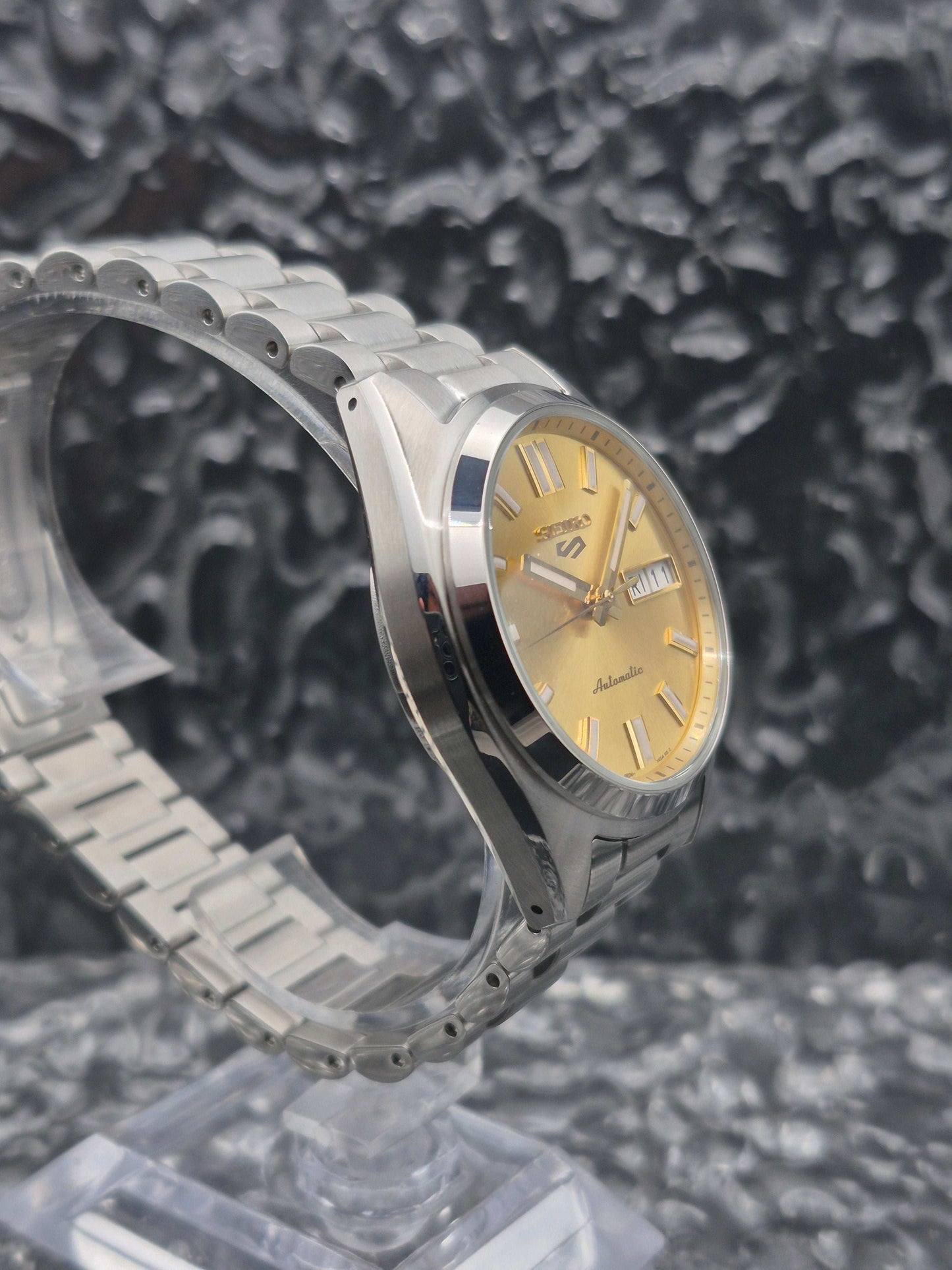 Seiko 5 Sports Ref. SRPL59K1 - 4R36-15M0 Full Set Gold Dial Automatic - Red Robin Watches