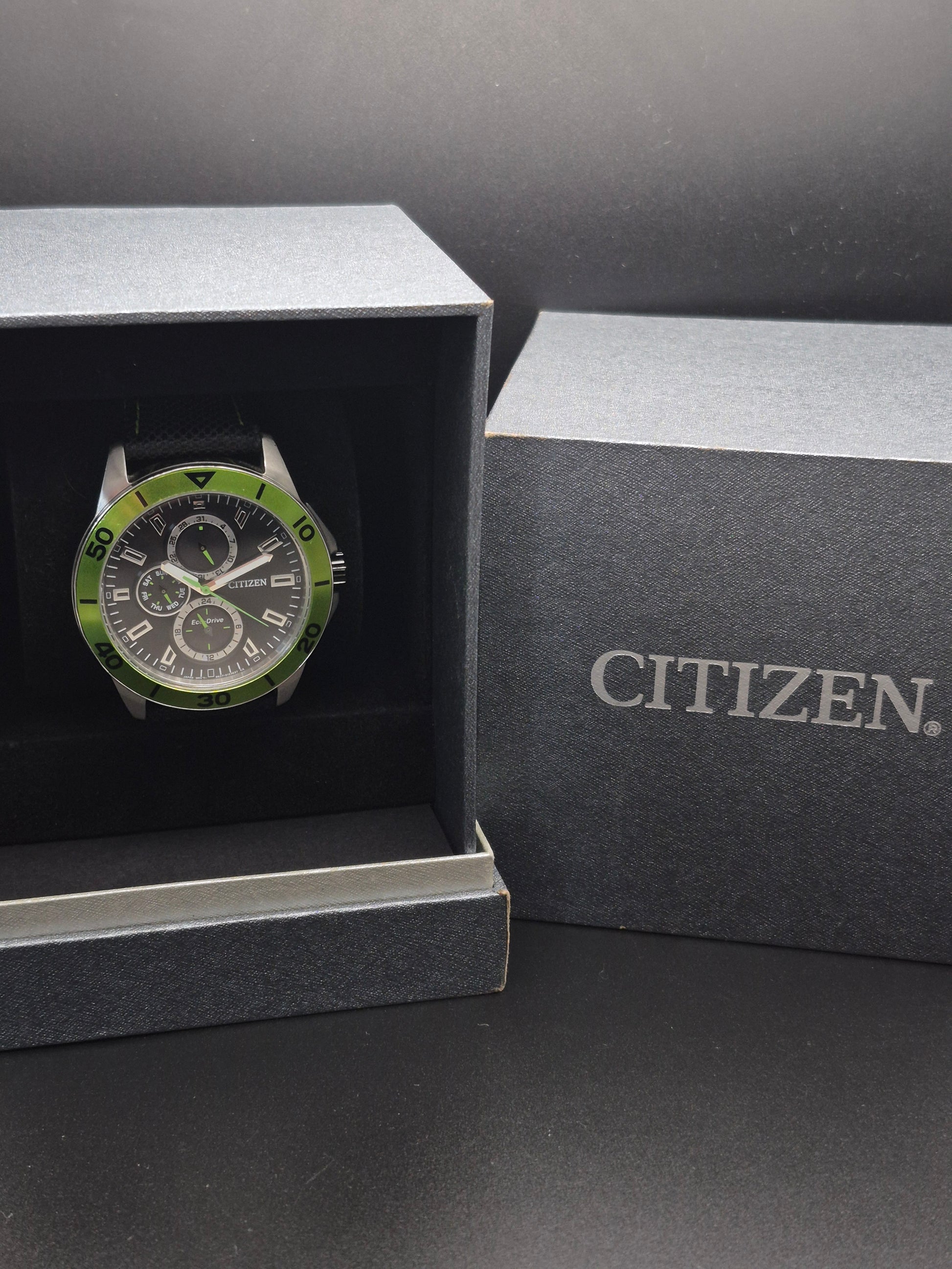Citizen Eco-Drive Metropolitan AP4030-06E Green Bezel Day Date 24 Hour Dial - Red Robin Watches
