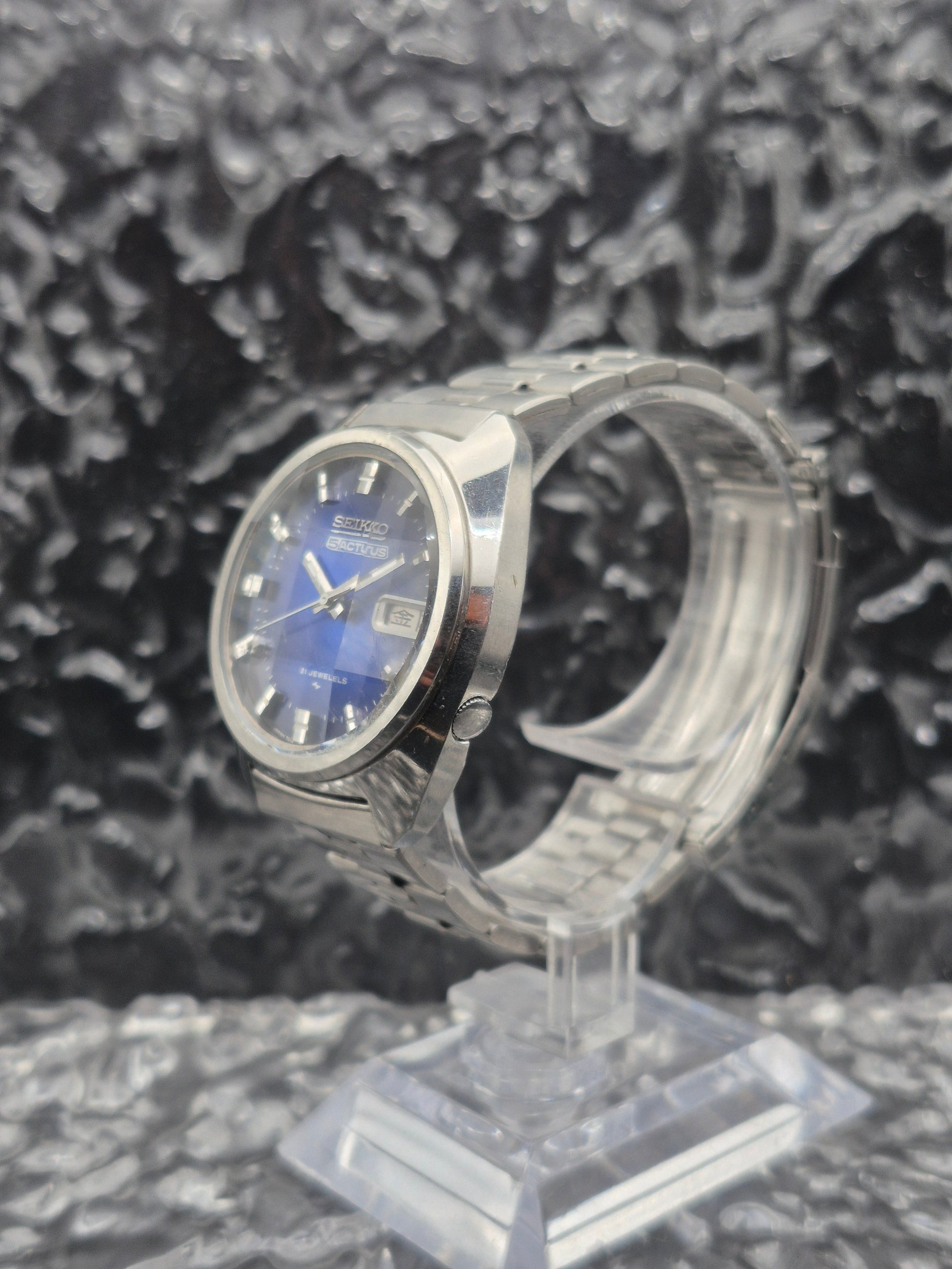 Seiko 5 Actus Automatic Ref. 7019-7350 Facet Crystal Kanji Day Date - Red Robin Watches