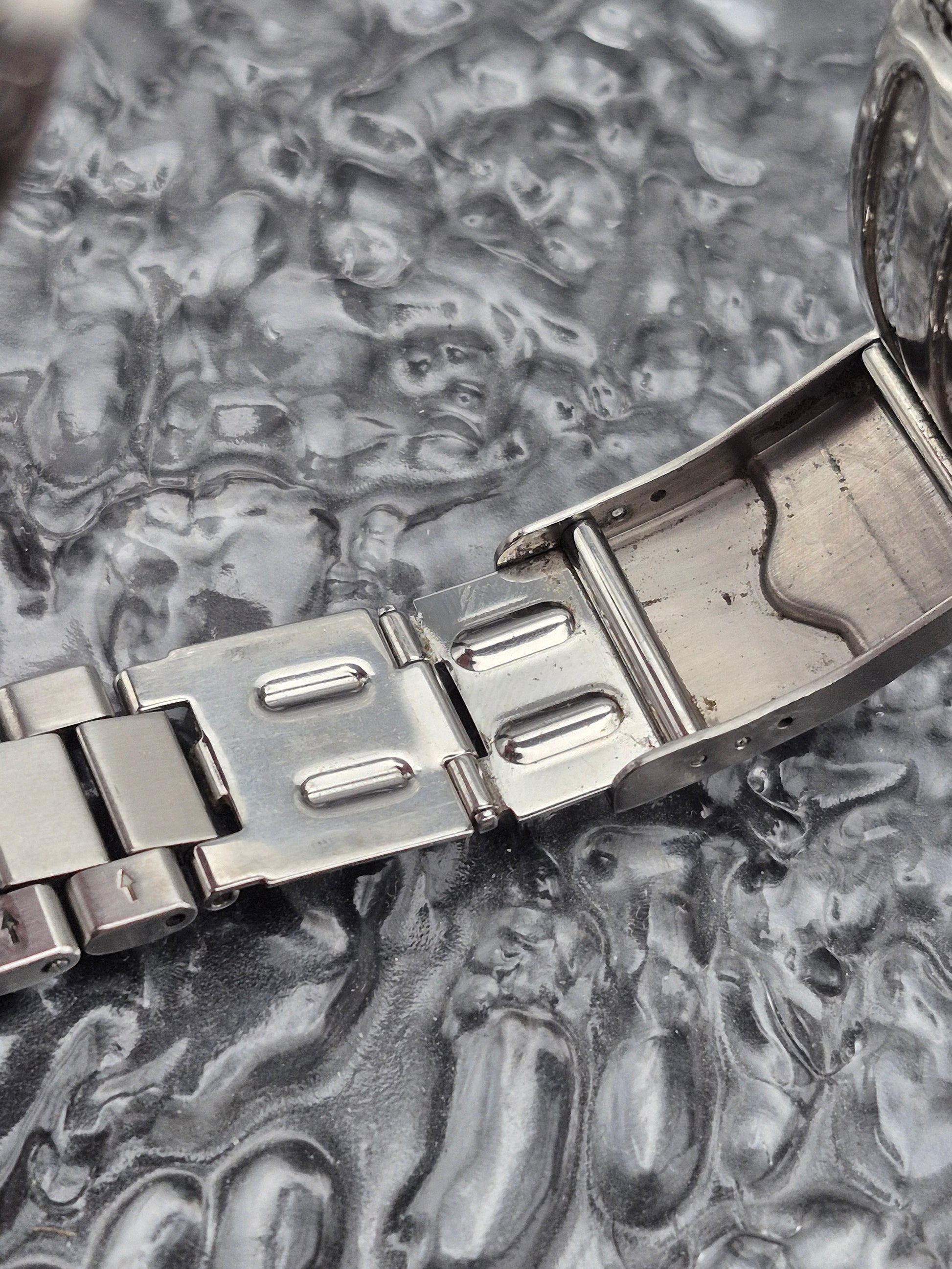 TAG Heuer Formula 1 Alarm Big Date - Ref. WAH111A Quartz Vintage 41mm - Red Robin Watches