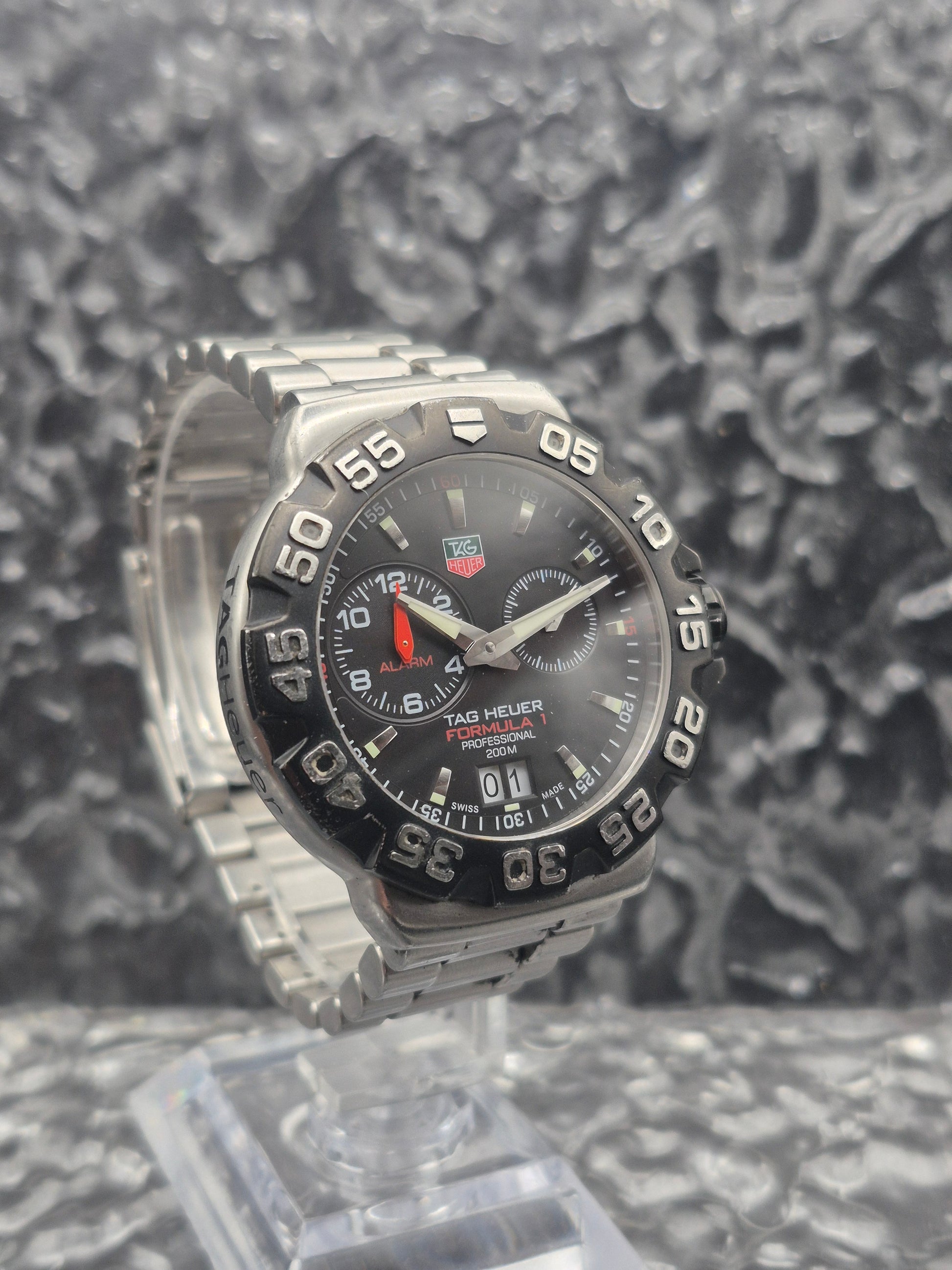 TAG Heuer Formula 1 Alarm Big Date - Ref. WAH111A Quartz Vintage 41mm - Red Robin Watches