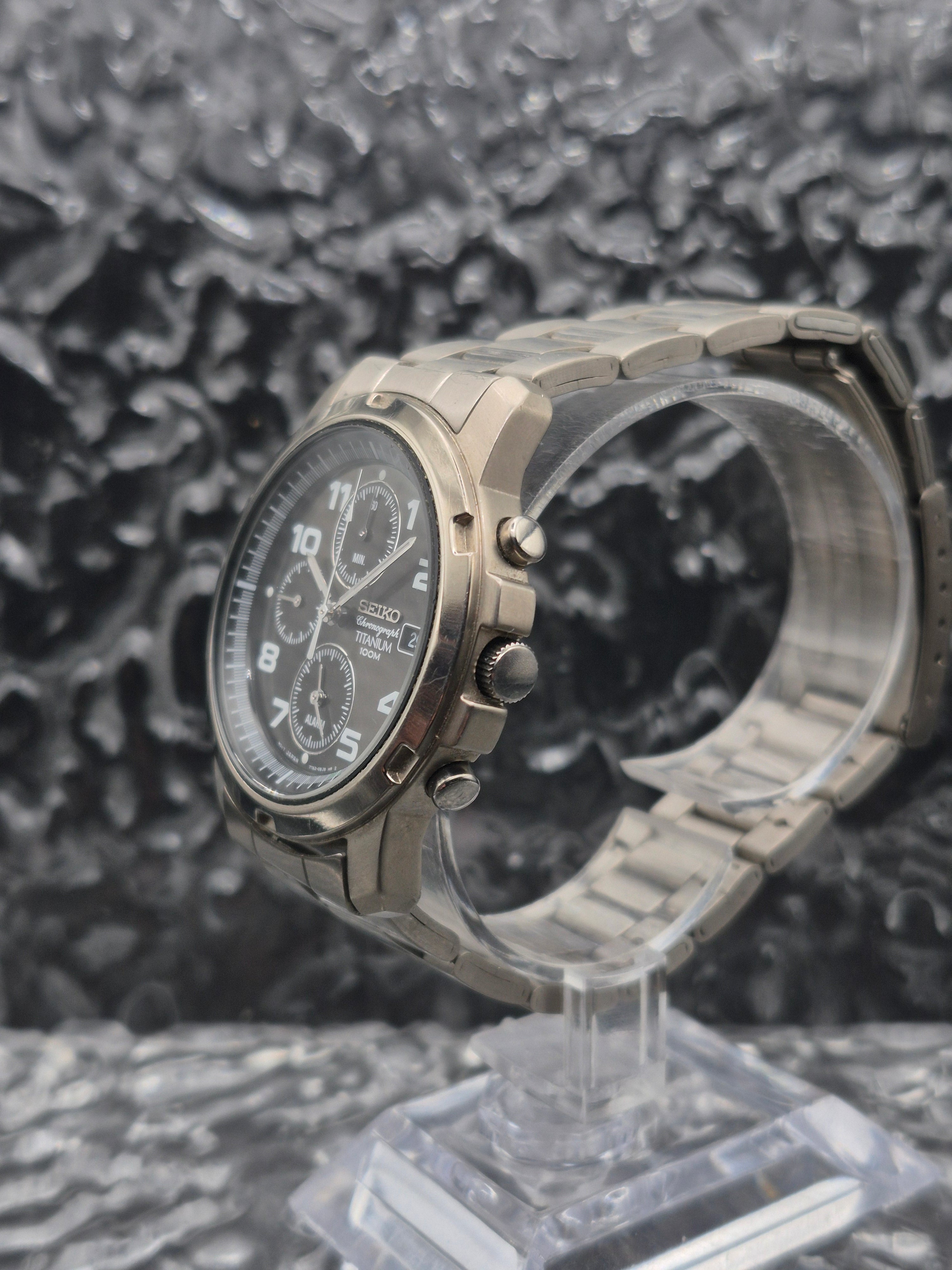 Seiko Titanium Quartz Chronograph Ref. 7T62-0BF0 Sunburst Dial